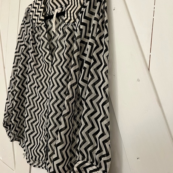 Gorgeous Black and white Blouse
Brand: Bellatrix Size Small - Picture 2 of 7